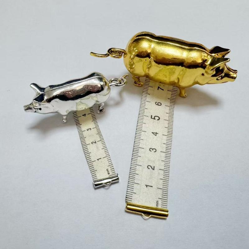 Sewing Gauge Ruler - (Ce14)アンティーク風の豚の形をしたミニ巻尺。ヴィンテージ調の金属製で、柔らかい素材を使用。手芸や衣料品の裁断、測定に最適な、かわいらしい携帯用巻尺。